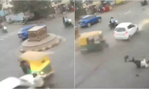 गलत साइड से आ रही तेज़ रफ़्तार कार ने ऑटो-रिक्शा और स्कूटर को टक्कर मारी गलत साइड से आ रही तेज़ रफ़्तार कार ने ऑटो-रिक्शा और स्कूटर को टक्कर मारी