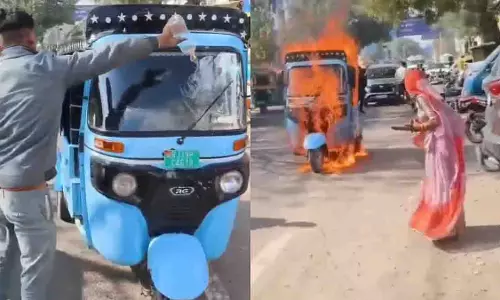 Jodhpur में आदमी ने बजाज शोरूम के बाहर ई-रिक्शा जला दिया