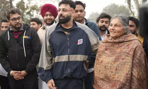 Badshah ने अमृतसर में बाढ़ प्रभावित परिवारों को पक्के घर दान किए Badshah ने अमृतसर में बाढ़ प्रभावित परिवारों को पक्के घर दान किए