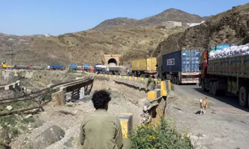 Pakistan: तोरखम बॉर्डर बंद, दिहाड़ी मजदूर और कुलियों को आर्थिक परेशानी