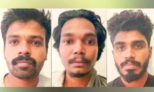 Kerala ; घर के सामने शराब पीने के आरोप में तीन युवकों को गिरफ्तार किया Kerala ; घर के सामने शराब पीने के आरोप में तीन युवकों को गिरफ्तार किया