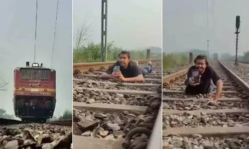Reels के क्रेज में ट्रेन के नीचे लेट गया युवक Reels के क्रेज में ट्रेन के नीचे लेट गया युवक