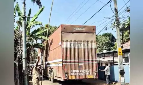 Kerala : कंटेनर लॉरी रास्ता भटक गई, पावर केबल टूट गए Kerala : कंटेनर लॉरी रास्ता भटक गई, पावर केबल टूट गए
