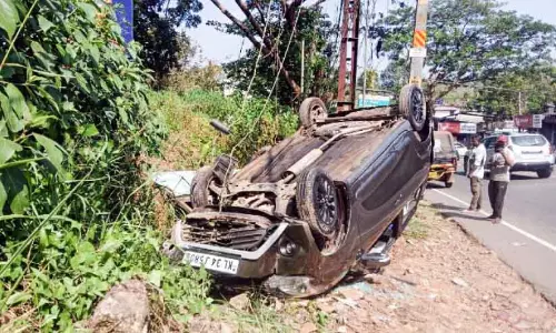 Kerala : कार पलटी यात्री सुरक्षित बच गया