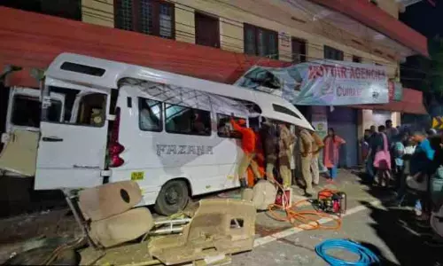 Kerala : टेम्पो ट्रैवलर के दुकान से टकराने से तेलंगाना के रहने वाले की मौत Kerala : टेम्पो ट्रैवलर के दुकान से टकराने से तेलंगाना के रहने वाले की मौत