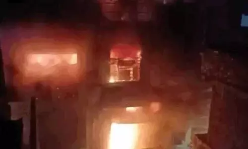 Ludhiana के गांधी नगर में भीषण आग लगने से बिल्डिंग और फैक्ट्री जलकर खाक हो गई Ludhiana के गांधी नगर में भीषण आग लगने से बिल्डिंग और फैक्ट्री जलकर खाक हो गई
