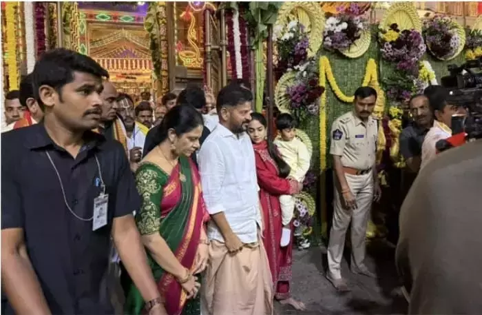 CM रेवंत रेड्डी ने वैकुंठ एकादशी पर तिरुमाला मंदिर के दर्शन किए CM रेवंत रेड्डी ने वैकुंठ एकादशी पर तिरुमाला मंदिर के दर्शन किए