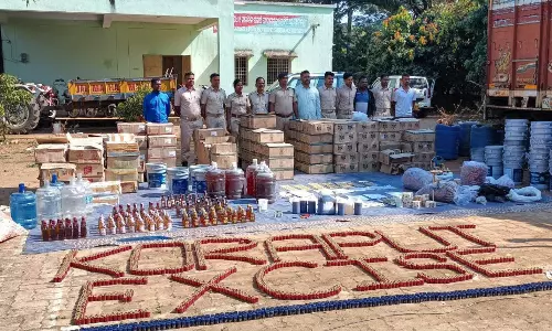 गुप्ता ब्रदर्स नकली शराब बना रहे थे, बस्तर-ओडिशा बॉर्डर पर भंडाफोड़ गुप्ता ब्रदर्स नकली शराब बना रहे थे, बस्तर-ओडिशा बॉर्डर पर भंडाफोड़