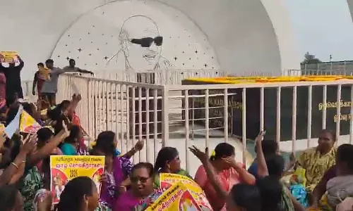 Tamil Nadu : करुणानिधि के स्मारक पर सफाई कर्मचारियों का विरोध प्रदर्शन