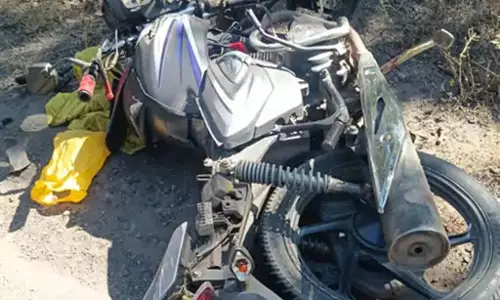 धान लोड ट्रक ने कुचला, बाइक सवार की मौत धान लोड ट्रक ने कुचला, बाइक सवार की मौत