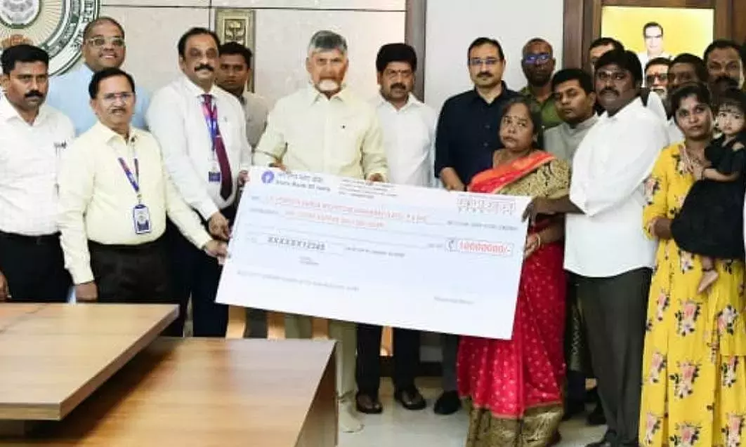 Andhra : मुख्यमंत्री ने आबकारी विभाग के हेड कांस्टेबल के परिवार को एक करोड़ रुपये का राहत चेक सौंपा