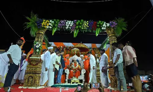 Hukkeri मठ जात्रा महोत्सव: चांदी के सिंहासन पर स्वामीजी की पाद पूजा