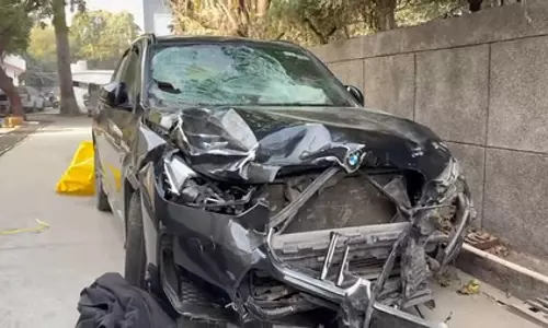 तेज रफ्तार BMW का कहर, कार की टक्कर से साइकिल सवार की मौत, VIDEO तेज रफ्तार BMW का कहर, कार की टक्कर से साइकिल सवार की मौत, VIDEO