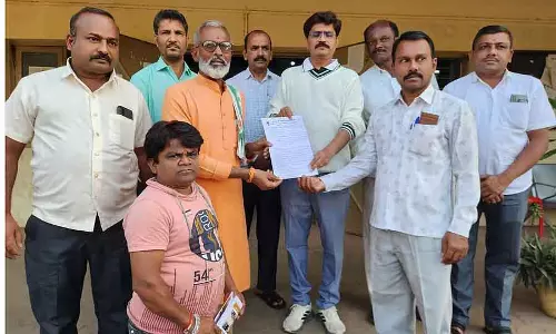 Karnataka : कपड़ा विभाग के सामने अनिश्चितकालीन धरना Karnataka : कपड़ा विभाग के सामने अनिश्चितकालीन धरना