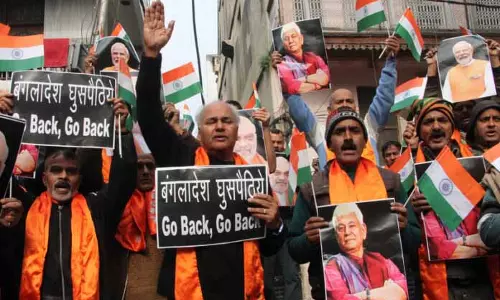 डोगरा फ्रंट और Shiv Sena ने बांग्लादेशियों और रोहिंग्याओं को वापस भेजने के लिए विरोध प्रदर्शन किया डोगरा फ्रंट और Shiv Sena ने बांग्लादेशियों और रोहिंग्याओं को वापस भेजने के लिए विरोध प्रदर्शन किया