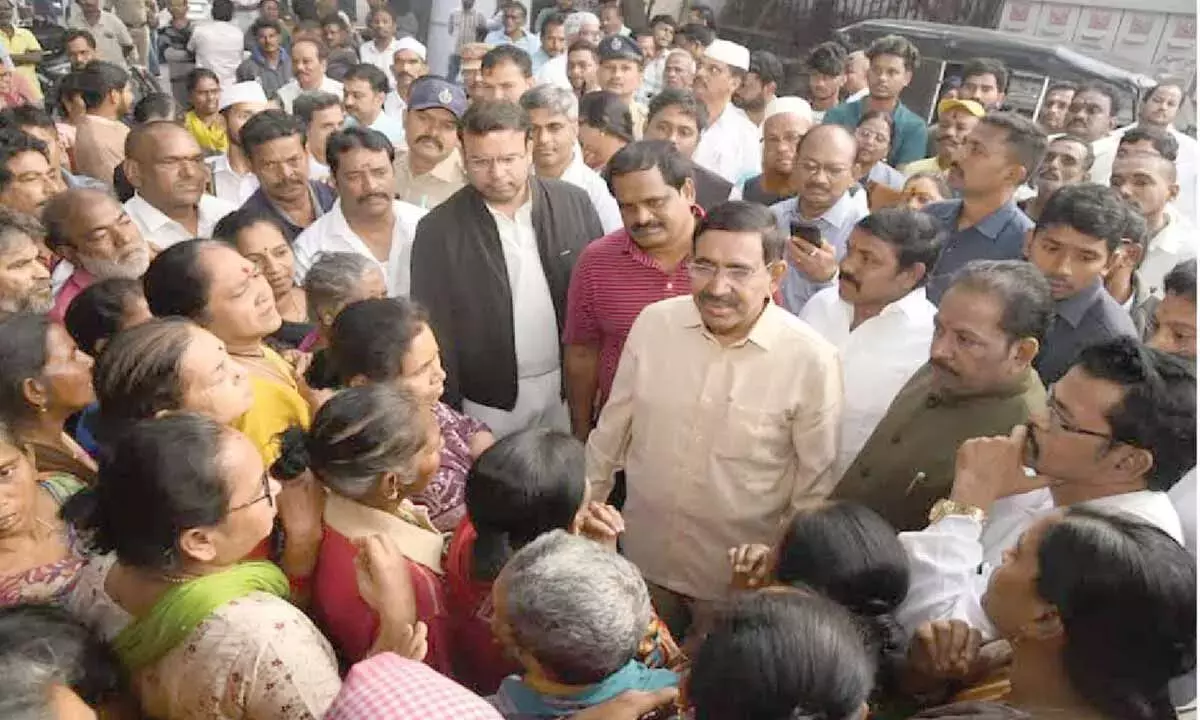 Government विजाग के झुग्गी-झोपड़ियों को बदलने को उत्सुक है: नारायण Government विजाग के झुग्गी-झोपड़ियों को बदलने को उत्सुक है: नारायण
