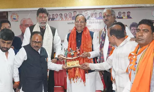 MP बृजमोहन अग्रवाल ने शतकवीरों का किया सम्मान MP बृजमोहन अग्रवाल ने शतकवीरों का किया सम्मान