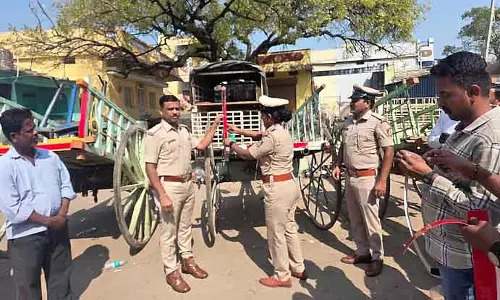 Karnataka ; बैलगाड़ियों पर स्टिकर चिपकाकर जागरूकता Karnataka ; बैलगाड़ियों पर स्टिकर चिपकाकर जागरूकता