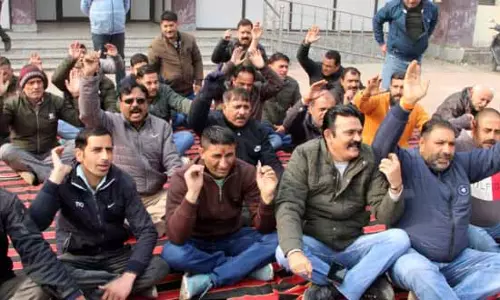 PHE कर्मचारियों ने विरोध प्रदर्शन किया PHE कर्मचारियों ने विरोध प्रदर्शन किया