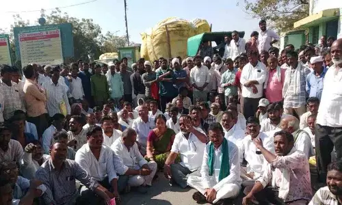 Adilabad में किसानों ने सोयाबीन फसल खरीद की मांग को लेकर प्रदर्शन किया