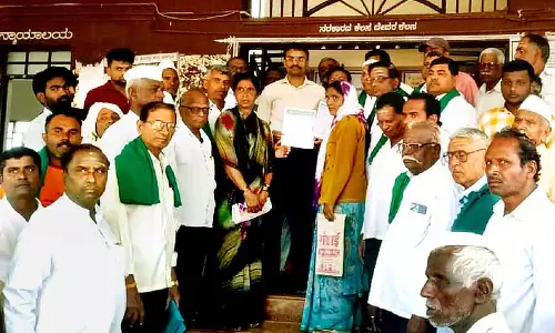Karnataka : मुआवजा वितरण में कमी से किसान संघ नाखुश Karnataka : मुआवजा वितरण में कमी से किसान संघ नाखुश