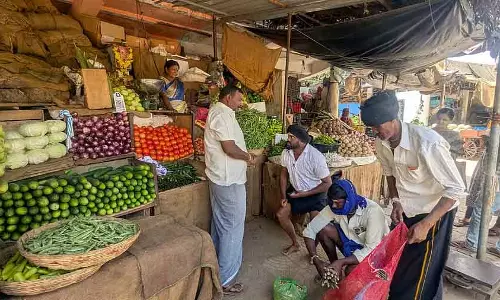 टमाटर की कीमतें आसमान छू रही हैं: कीमतों में बढ़ोतरी का असर बढ़ रहा है टमाटर की कीमतें आसमान छू रही हैं: कीमतों में बढ़ोतरी का असर बढ़ रहा है