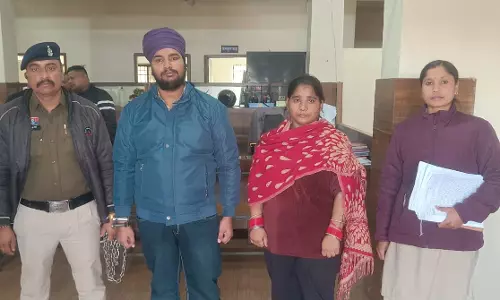 पलंग की तलाशी लेकर रायपुर पुलिस ने पकड़ी हेरोइन, कबीर नगर में पति-पत्नी अरेस्ट
