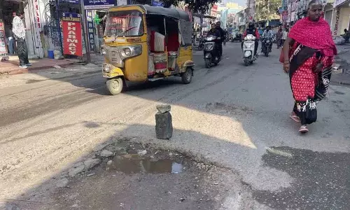 Congress Bhavan के पास क्षतिग्रस्त सड़क से हनमकोंडा में यातायात बाधित