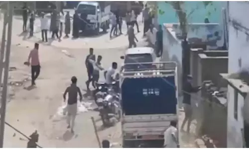 दो गुटों में झड़प: गांव में भारी पुलिस बल तैनात, 42 लोग हिरासत में दो गुटों में झड़प: गांव में भारी पुलिस बल तैनात, 42 लोग हिरासत में