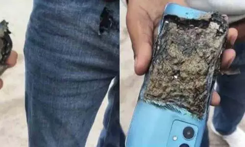 वायरल वीडियो में दिख रहा है कि आदमी की जेब में रखे प्रिंटेड जींस में Motorola Phone फट गया