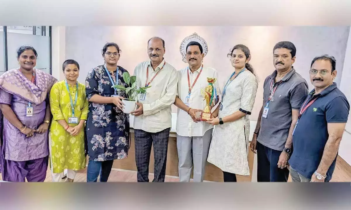 SRKR महिला टीम ने इंटर-कॉलेज बैडमिंटन खिताब जीता SRKR महिला टीम ने इंटर-कॉलेज बैडमिंटन खिताब जीता