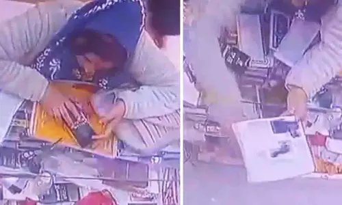 Jhansi में महिला ने मोबाइल शॉप से कैश का बंडल चुराया Jhansi में महिला ने मोबाइल शॉप से कैश का बंडल चुराया