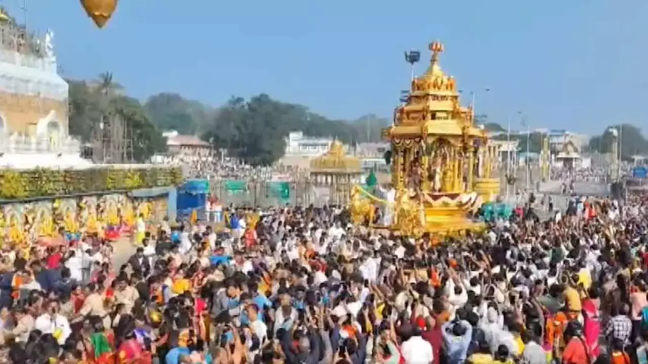 Andhra: वैकुंठ एकादशी पर तिरुमला में स्वर्णारथोत्सव धूमधाम से मनाया गया Andhra: वैकुंठ एकादशी पर तिरुमला में स्वर्णारथोत्सव धूमधाम से मनाया गया