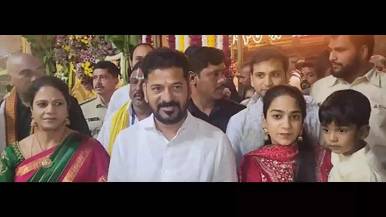 तेलंगाना के CM रेड्डी और अन्य ने तिरुमाला मंदिर में पूजा-अर्चना की तेलंगाना के CM रेड्डी और अन्य ने तिरुमाला मंदिर में पूजा-अर्चना की