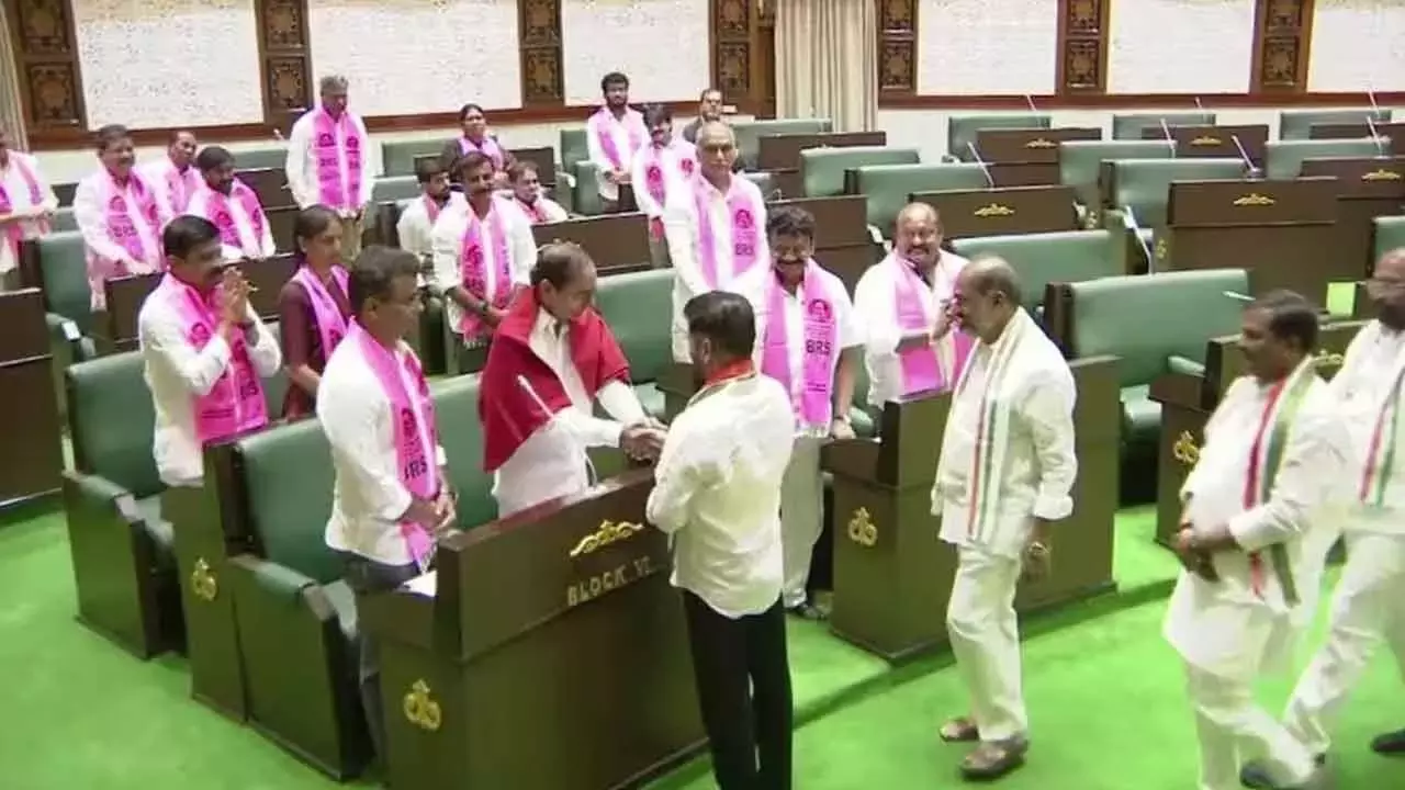वाकयुद्ध के बीच...रेवंत और KCR के बीच हाथ मिलाना