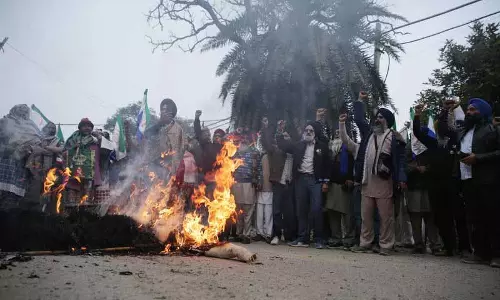 KMM ने मनरेगा खत्म करने के खिलाफ प्रदर्शन किया, केंद्र सरकार के पुतले जलाए