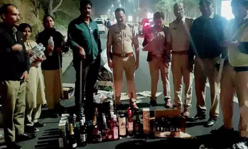Pahari Sharif में 229 अवैध शराब की बोतलें जब्त की गईं Pahari Sharif में 229 अवैध शराब की बोतलें जब्त की गईं