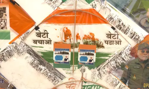 काइट फेस्टिवल में भी पीएम मोदी की धूम, योजनाओं की जानकारी वाली पतंगों की बढ़ी मांग काइट फेस्टिवल में भी पीएम मोदी की धूम, योजनाओं की जानकारी वाली पतंगों की बढ़ी मांग