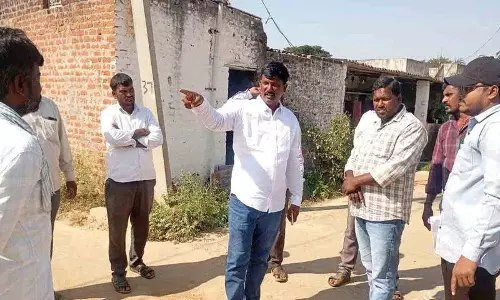 Sarpanch रेकुला नरसिम्हा रेड्डी जिन्होंने गलियों का दौरा किया और अधिकारियों के पसीने छुड़ा दिए Sarpanch रेकुला नरसिम्हा रेड्डी जिन्होंने गलियों का दौरा किया और अधिकारियों के पसीने छुड़ा दिए