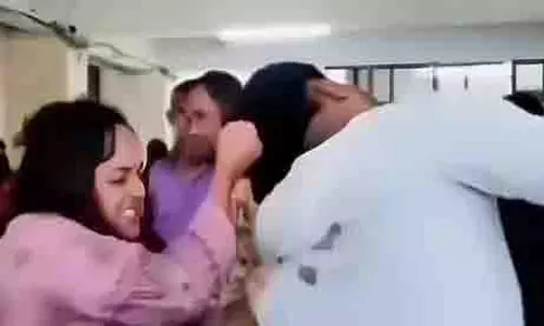 Karnataka में तलाक के फैसले के बाद महिला ने अलग रह रहे पति को पीटा Karnataka में तलाक के फैसले के बाद महिला ने अलग रह रहे पति को पीटा