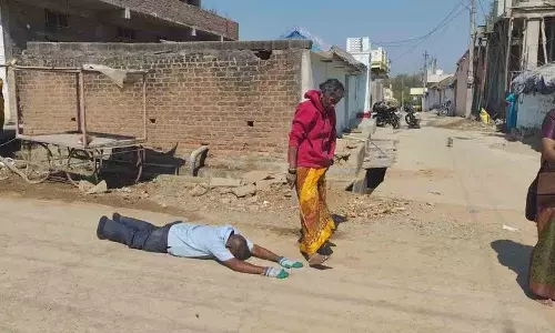 भक्त जोड़ा अनोखे तरीके से Dharmapuri लक्ष्मी नरसिंह स्वामी मंदिर पहुंचा