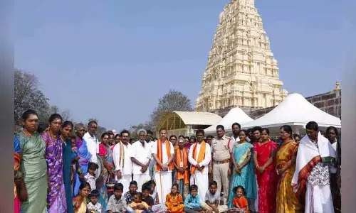 Srisailam मंदिर मुक्कोटी एकादशी पर चेंचू लोगों को मुफ़्त सर्वदर्शन कराता Srisailam मंदिर मुक्कोटी एकादशी पर चेंचू लोगों को मुफ़्त सर्वदर्शन कराता