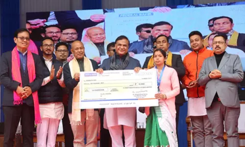 असम के CM ने महिला लाभार्थियों को उद्यमिता फंड के चेक बांटे