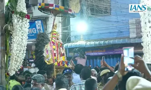 तमिलनाडु: वैकुंठ एकादशी पर कूडल अज़गर मंदिर में स्वर्ग वासल के भव्य उद्घाटन के सजीव दृश्य