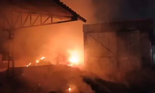 CG: चरोदा रेलवे यार्ड पार्किंग साइड में आग, दमकल की गाडी मौके पर मौजूद CG: चरोदा रेलवे यार्ड पार्किंग साइड में आग, दमकल की गाडी मौके पर मौजूद