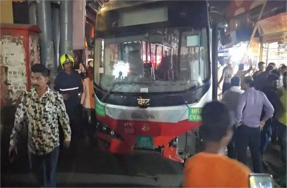 Mumbai: बस की चपेट में आने से चार लोगों की मौत,मची चीख-पुकार Mumbai: बस की चपेट में आने से चार लोगों की मौत,मची चीख-पुकार