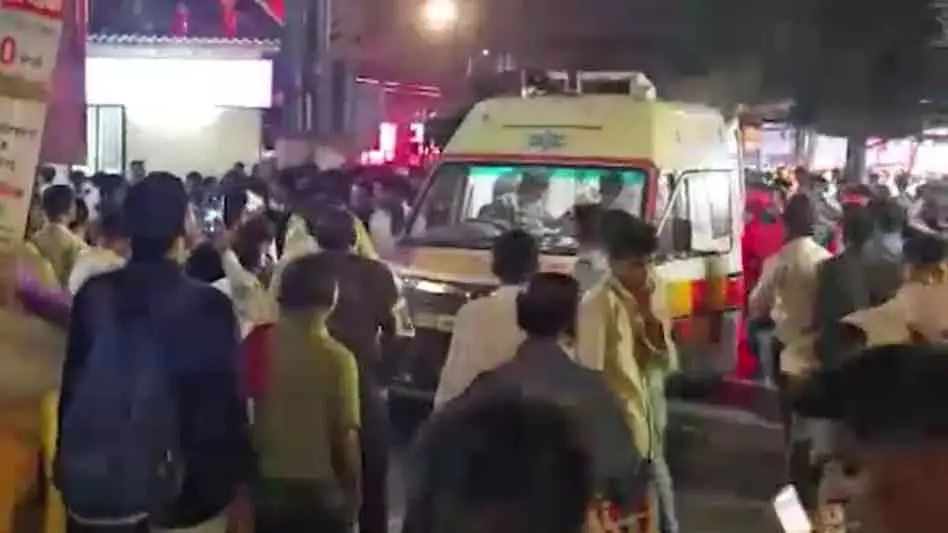 रिवर्स लेते समय बस ड्राइवर की बड़ी लापरवाही, चपेट में आने से 4 लोगों की मौत रिवर्स लेते समय बस ड्राइवर की बड़ी लापरवाही, चपेट में आने से 4 लोगों की मौत