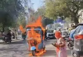 Rajasthan: ई-रिक्शा पर डाला पेट्रोल और लगा दी आग Rajasthan: ई-रिक्शा पर डाला पेट्रोल और लगा दी आग