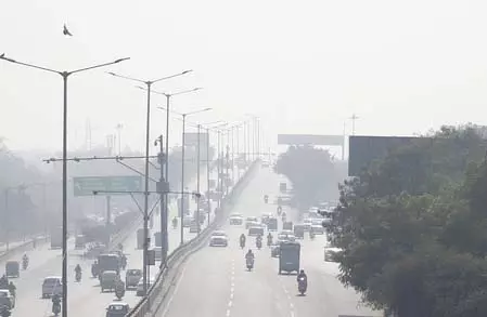 एनसीआर में प्रदूषण और कोहरे का डबल अटैक: विजिबिलिटी शून्य, जनजीवन अस्त-व्यस्त एनसीआर में प्रदूषण और कोहरे का डबल अटैक: विजिबिलिटी शून्य, जनजीवन अस्त-व्यस्त