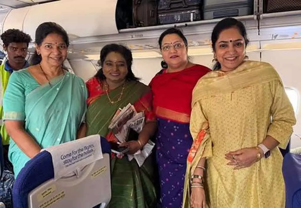 Kanimozhi और तमिलिसाई एक ही फ्लाइट में यात्रा करती है Kanimozhi और तमिलिसाई एक ही फ्लाइट में यात्रा करती है